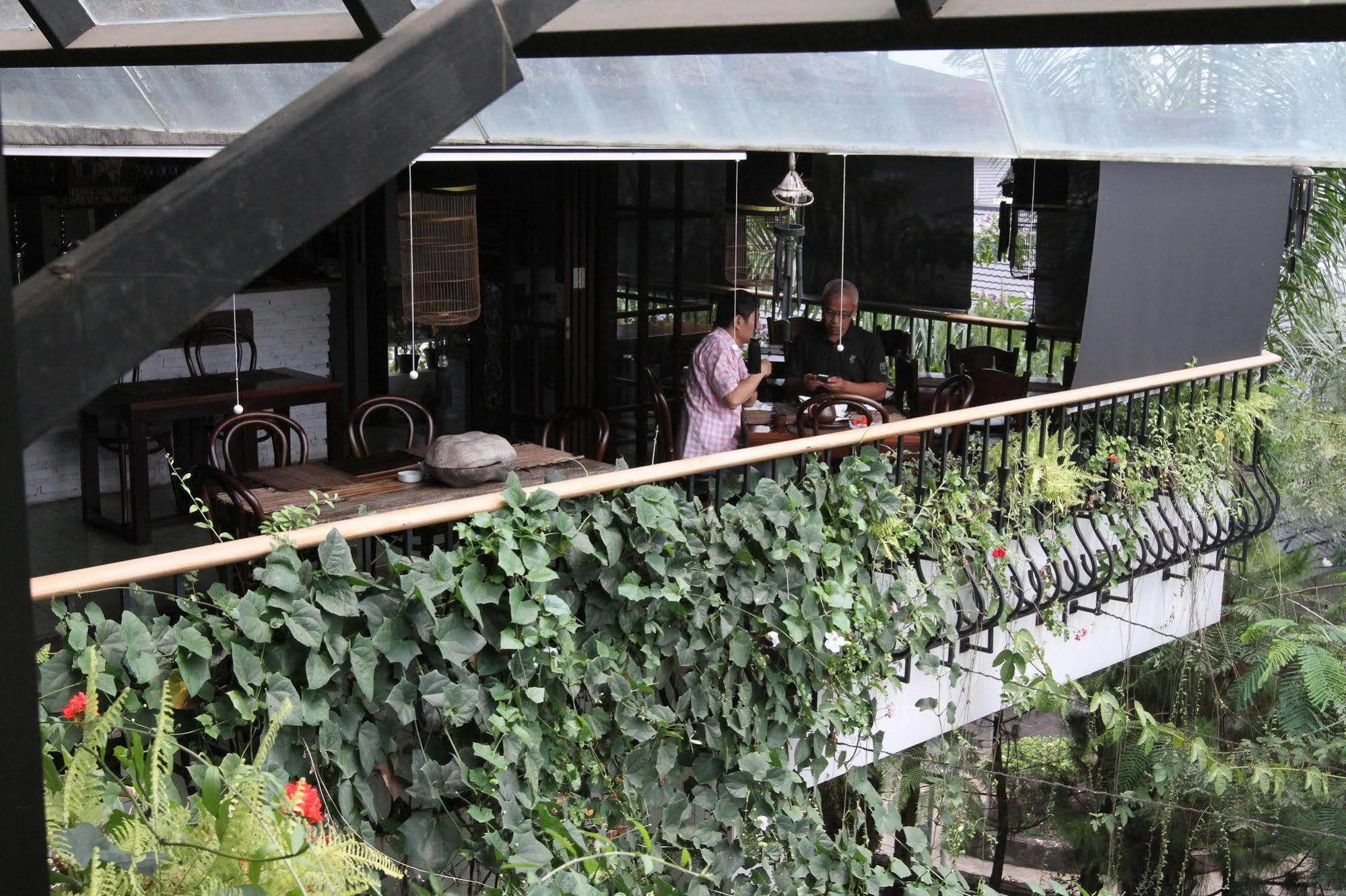 Capital O 852 The Silk At Dago Hotel Bandung Exterior foto